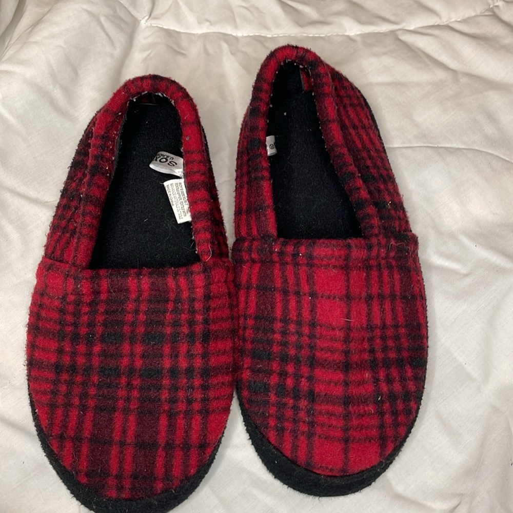Kids SOX plaid slippers.  Size XL 6-7